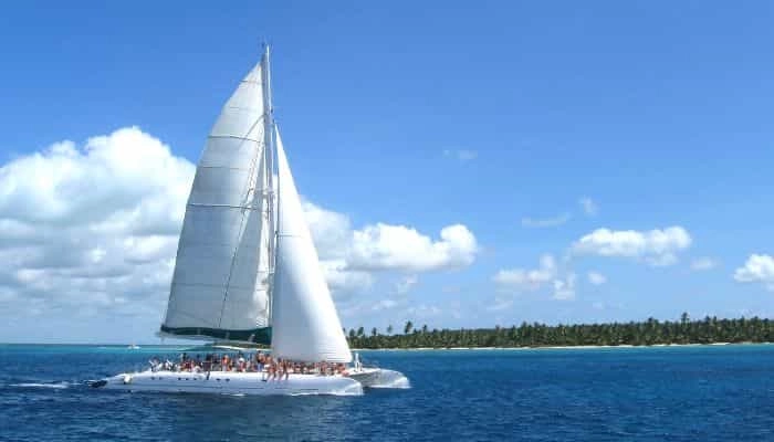 Catamaran vs Speedboat